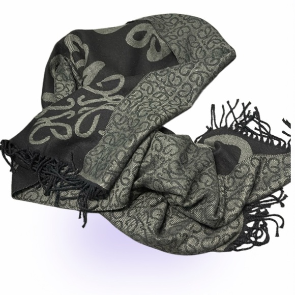 Elegant Black and Gray Patterned oversized Scarf - Picture 10 of 10